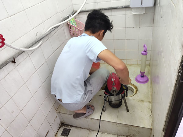 庄河管道堵塞冒臭气 专业师傅现场解决问题